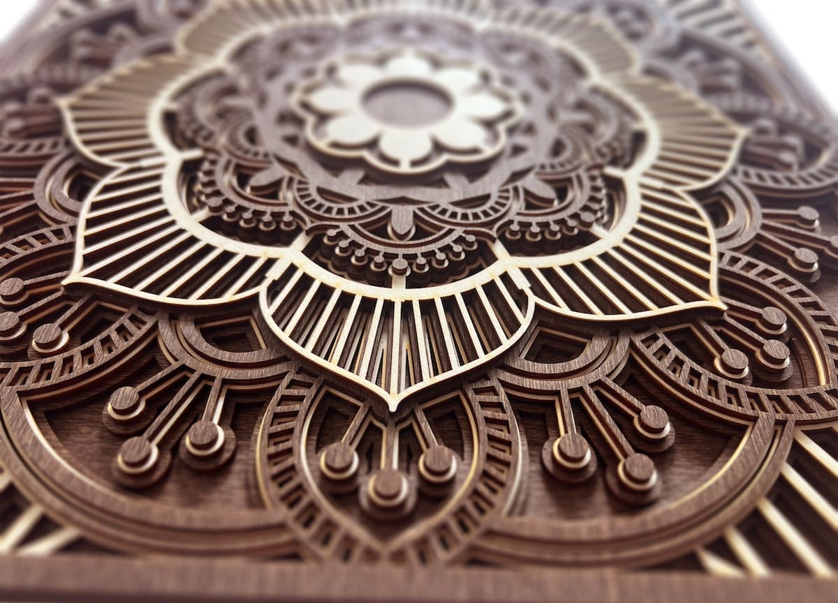 mandala 3D en bois sur le mur en bois