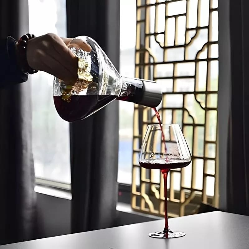 Carafe à vin rouge de luxe avec un sommet de montagne doré au milieu pour les amateurs de vin