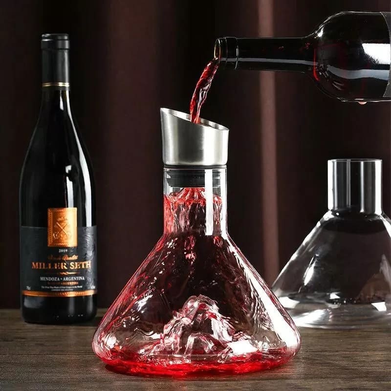 carafe à vin en verre de luxe pour le vin en cadeau avec une montagne au sommet de la bouteille