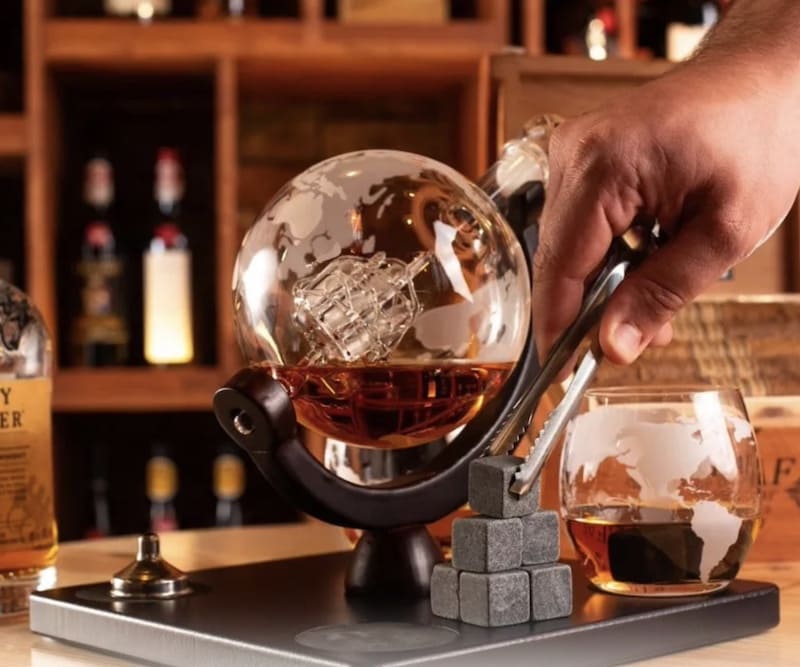 ensemble de verres et carafe pour whisky globe avec bateau